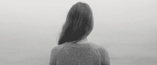 Mujer triste mirando el mar